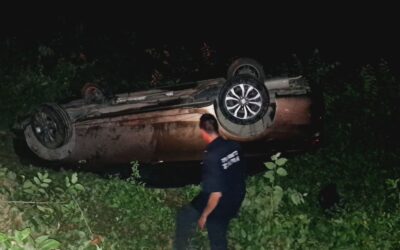 Abandonan automóvil en el camino a Juan Lucas