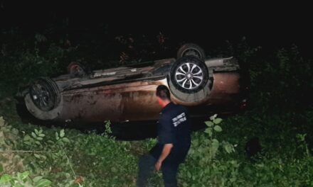 Abandonan automóvil en el camino a Juan Lucas