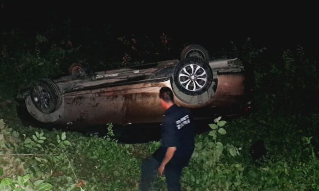 Abandonan automóvil en el camino a Juan Lucas