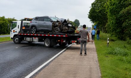 APARATOSO ACCIDENTE EN LA MÉXICO-TUXPAN; CHEVROLET TRACKER TERMINA FUERA DE LA CARRETERA