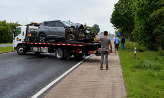 APARATOSO ACCIDENTE EN LA MÉXICO-TUXPAN; CHEVROLET TRACKER TERMINA FUERA DE LA CARRETERA