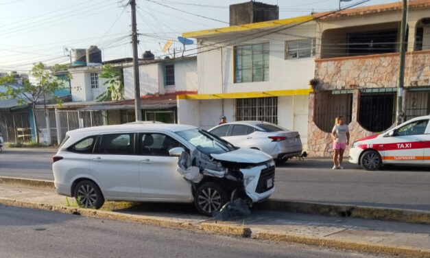 Choque por alcance deja tres mujeres lesionadas en Tuxpan