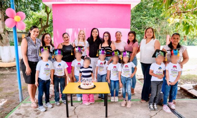 Marleth Blanco acompaña a sus ahijados en emotivo desayuno por su graduación del Jardín de Niños Ignacio Aldama