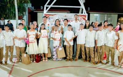 Marleth Blanco acompaña como madrina de generación a egresados de la Primaria Minerva, en Cobos