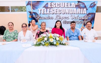 Marleth Blanco acompaña como madrina de generación a egresados de la Telesecundaria Ramón López Velarde