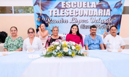 Marleth Blanco acompaña como madrina de generación a egresados de la Telesecundaria Ramón López Velarde