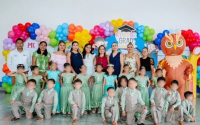 Marleth Blanco reconoce a Marisol Martínez Barrios por acompañar graduación de preescolar como madrina de generación