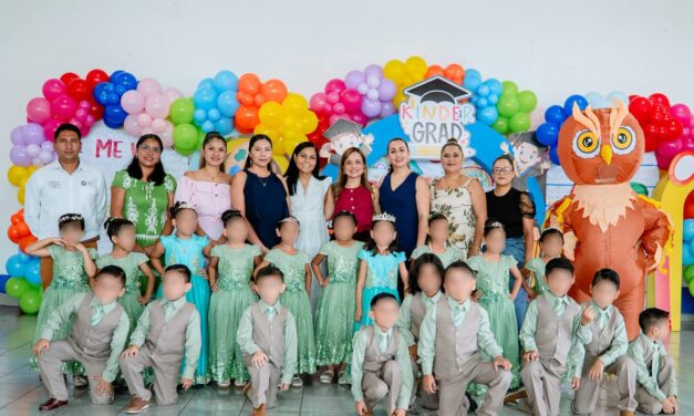 Marleth Blanco reconoce a Marisol Martínez Barrios por acompañar graduación de preescolar como madrina de generación