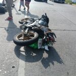Por andar conejeando motociclista terminó contra un taxi en el bulevar Independencia