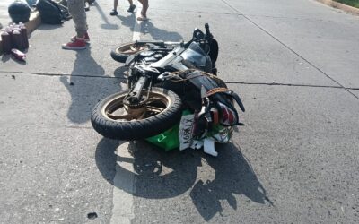 Por andar conejeando motociclista terminó contra un taxi en el bulevar Independencia