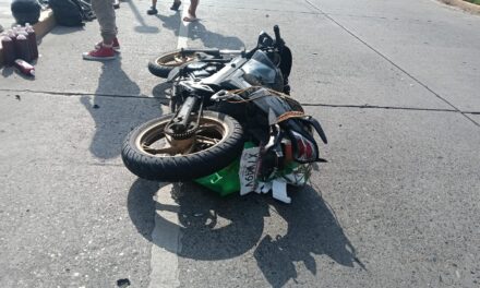 Por andar conejeando motociclista terminó contra un taxi en el bulevar Independencia