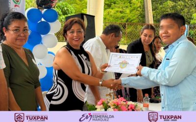 Regidora Esmeralda Márquez acompaña graduación de la Escuela Primaria Francisco Villa