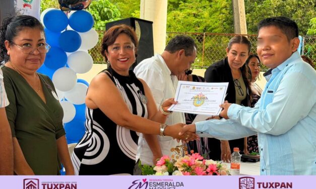 Regidora Esmeralda Márquez acompaña graduación de la Escuela Primaria Francisco Villa