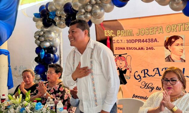 René Cruz Cortés acompaña ceremonias de graduación y felicita a la generación 2020–2026