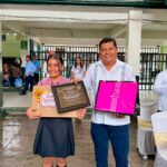 René Cruz Cortés reconoce a estudiante tuxpeña destacada y le obsequia una laptop por su logro nacional
