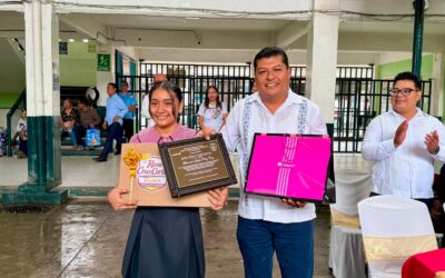 René Cruz Cortés reconoce a estudiante tuxpeña destacada y le obsequia una laptop por su logro nacional
