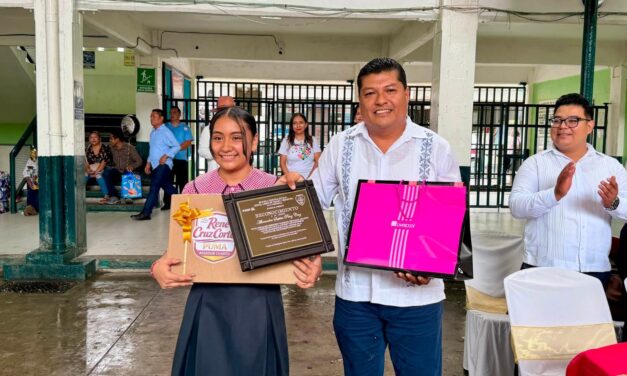René Cruz Cortés reconoce a estudiante tuxpeña destacada y le obsequia una laptop por su logro nacional