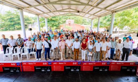 Se entregan 115 pantallas a 30 telesecundarias de Tuxpan