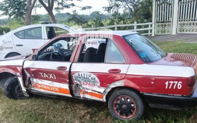Taxi queda destrozado tras ser embestido por camión de carga en Tuxpan