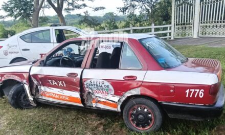 Taxi queda destrozado tras ser embestido por camión de carga en Tuxpan