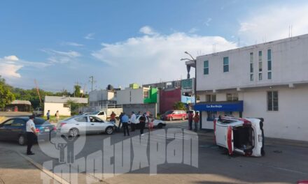Dos jóvenes resultan lesionados tras provocar volcadura de taxi en Cabo Rojo