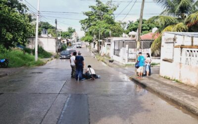 Motociclista derrapa en pendiente de la colonia Anáhuac