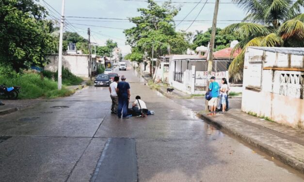 Motociclista derrapa en pendiente de la colonia Anáhuac
