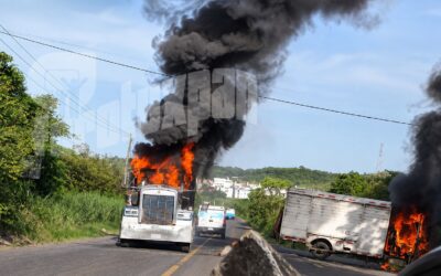 Fuego en la Tuxpan-Tampico: dos camiones reducidos a cenizas