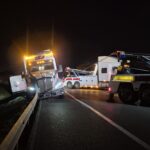 Se le dobló el full en la autopista; remolque terminó volcado con toneladas de plástico