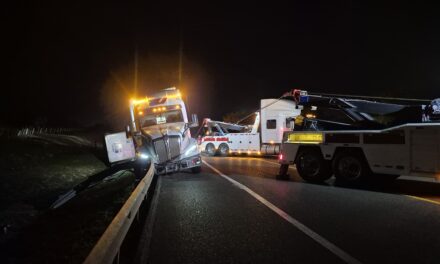 Se le dobló el full en la autopista; remolque terminó volcado con toneladas de plástico