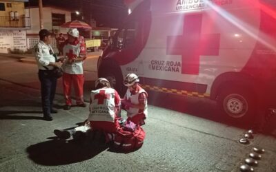 Abuelito quiso cruzar el libramiento y terminó de cabeza contra el camellón