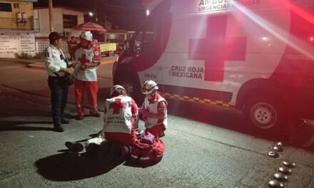 Abuelito quiso cruzar el libramiento y terminó de cabeza contra el camellón