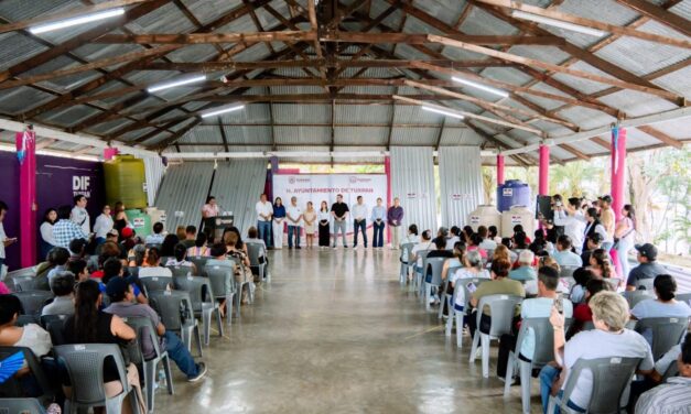 Ayuntamiento de Tuxpan entrega 706 láminas y 18 tinacos en apoyo a comunidades