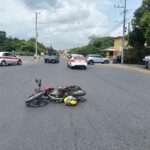 CAMBIO DE CARRIL TERMINA EN CHOQUE: MOTOCICLISTA SE ESTRELLA CONTRA TAXI FRENTE A SAMS