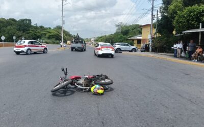 CAMBIO DE CARRIL TERMINA EN CHOQUE: MOTOCICLISTA SE ESTRELLA CONTRA TAXI FRENTE A SAMS