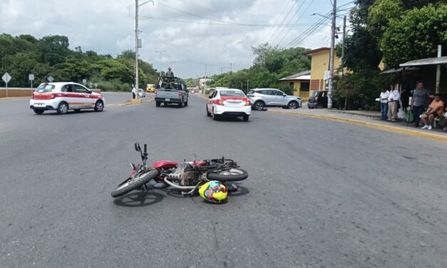 CAMBIO DE CARRIL TERMINA EN CHOQUE: MOTOCICLISTA SE ESTRELLA CONTRA TAXI FRENTE A SAMS