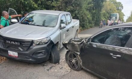 Camioneta del Bienestar invade carril y choca contra automóvil en Naranjos