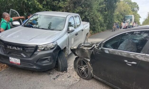 Camioneta del Bienestar invade carril y choca contra automóvil en Naranjos