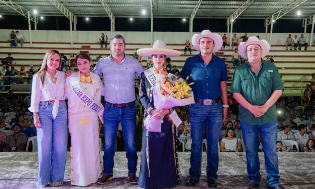 Daniel Cortina corona a Nikole Pulido Kokke como reina de la Expo Tuxpan 2026
