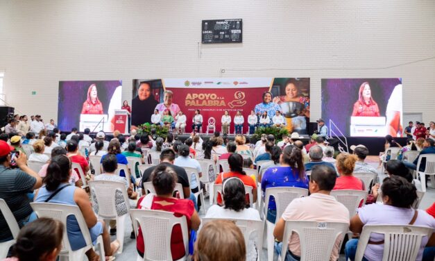Daniel Cortina y Marisol Martínez acompañan a Rocío Nahle en entrega de apoyos que benefician a 971 tuxpeñas y tuxpeños
