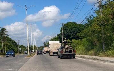 Ejército escolta camiones materialistas en Tuxpan tras ataques del crimen organizado