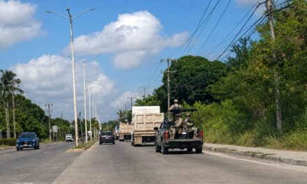 Ejército escolta camiones materialistas en Tuxpan tras ataques del crimen organizado