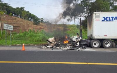 Incendio devora tractocamión en la autopista México-Tuxpan