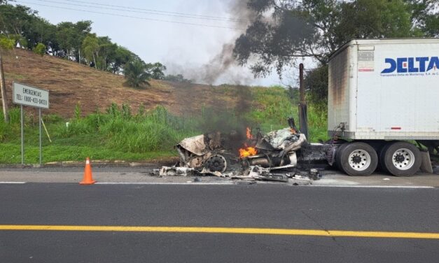 Incendio devora tractocamión en la autopista México-Tuxpan