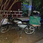 La camioneta no se movía; el motociclista sí: terminó herido en la 17 de Octubre