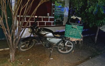 La camioneta no se movía; el motociclista sí: terminó herido en la 17 de Octubre