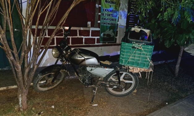 La camioneta no se movía; el motociclista sí: terminó herido en la 17 de Octubre