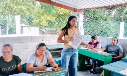 Marleth Blanco acompaña asesorías de Preparatoria Abierta en Chacoaco para combatir el rezago educativo