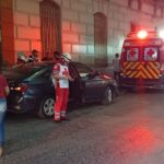 Motociclista impacta automóvil; madre e hija sufren crisis nerviosa