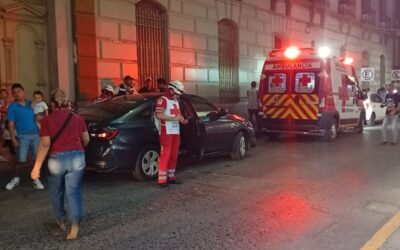 Motociclista impacta automóvil; madre e hija sufren crisis nerviosa